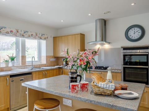 Impressive kitchen/dining room | Cunliffe Cottage, Hathersage