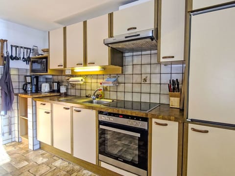 Kitchen Appliance, Major Appliance, Kitchen, Wood, Countertop, Interior Design, Flooring, Cabinetry, Room, Floor