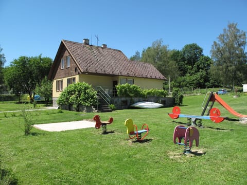 Land Lot, Property, Grass, Cottage, Public Space, Lawn, House, Leisure, Grassland, Yard
