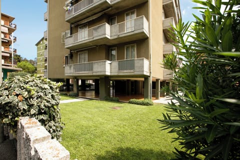 Full-size fridge, microwave, oven, stovetop