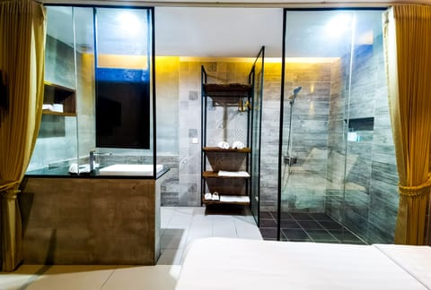 Deluxe Double Room | Bathroom | Shower, rainfall showerhead, free toiletries, hair dryer
