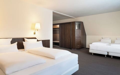 Family Room, 1 King Bed | Hypo-allergenic bedding available, in-room safe, desk, laptop workspace