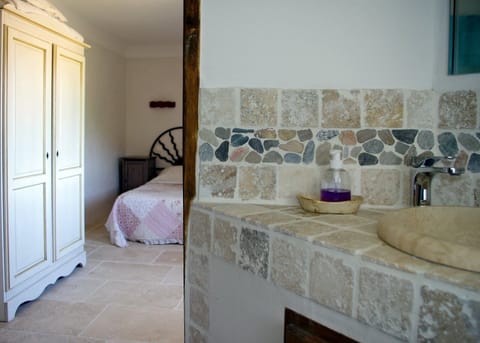 Double or Twin Room (Les Cosy) | Bathroom sink