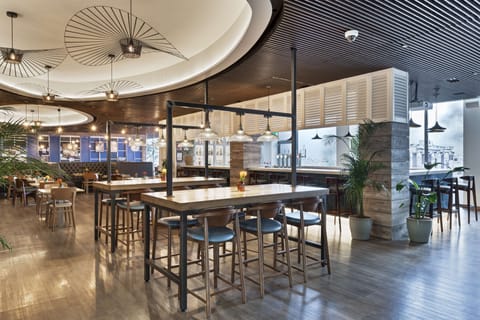 2 restaurants, breakfast served