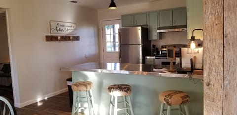 Fully-equipped kitchen with dining table for 6.