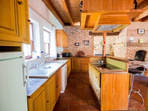 Cabinetry, Kitchen Sink, Property, Sink, Countertop, Tap, Wood, Interior Design, Drawer, Lighting