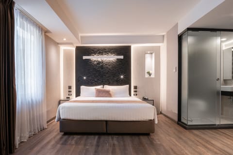 Premium Corner Room | Minibar, in-room safe, soundproofing, free WiFi