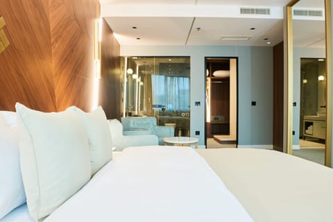 Superior Double Room | Minibar, in-room safe, desk, blackout drapes