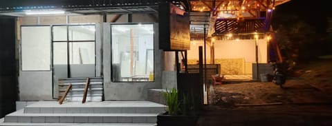 2 restaurants; breakfast, lunch, and dinner served