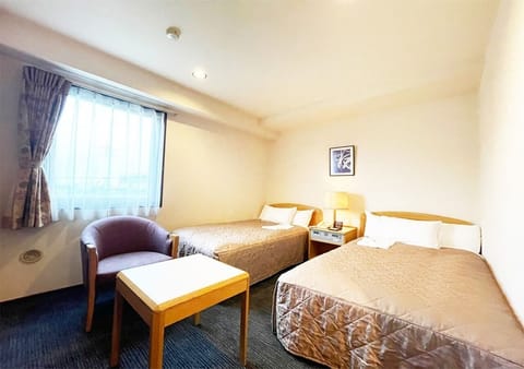 Upper floor twin room located on the 4th floor. The room is equipped with an air purifier with a nano-e generation and humidification function and a body pillow. The size of the room is 20㎡.