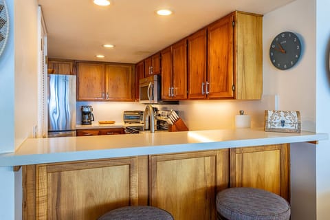 Breakfast bar allows for additional seating