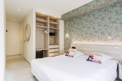 Minibar, in-room safe, desk, laptop workspace