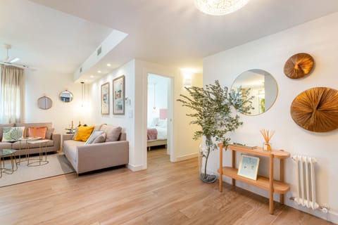 Apartment (5 Bedrooms) | Living area | 32-inch TV with cable channels