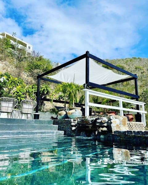 Top pool with sunshade
