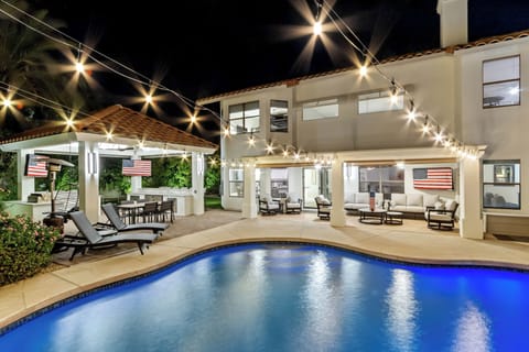 Ourtdoor Oasis, BBQ Area, Covered Patio, Huge Pool, Putting Green, & Hot Tub