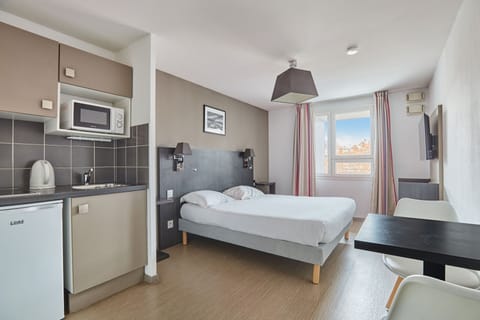 Cozy studio with double bed and modern kitchenette ideal for short stays in Marseille.