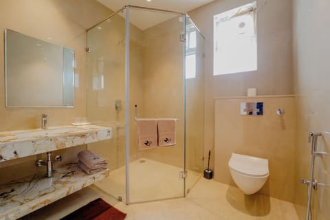 Deluxe Room | Bathroom | Shower, hydromassage showerhead, bathrobes, towels