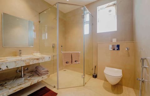 Superior Room | Bathroom | Shower, hydromassage showerhead, bathrobes, towels