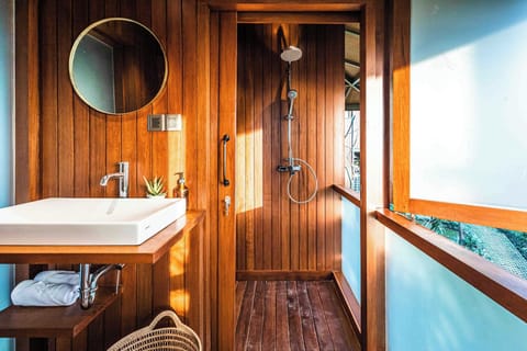 Treehouse Ficus | Bathroom | Shower, rainfall showerhead, free toiletries, hair dryer