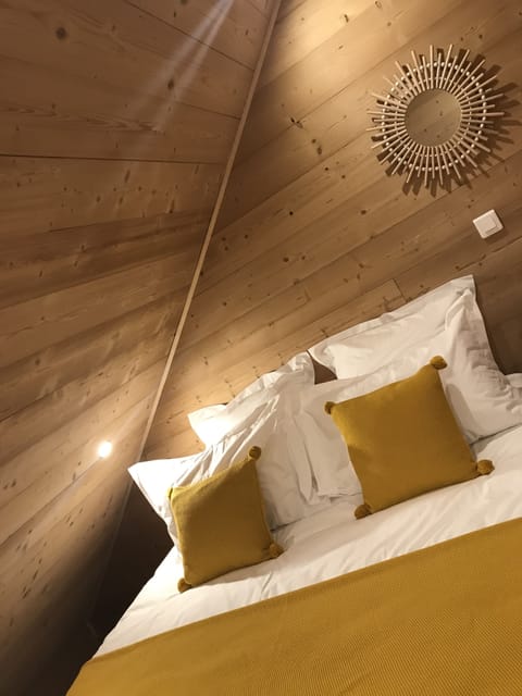 Superior Room, 1 Queen Bed, Balcony (Porte & Fenêtre) | Premium bedding, individually decorated, individually furnished
