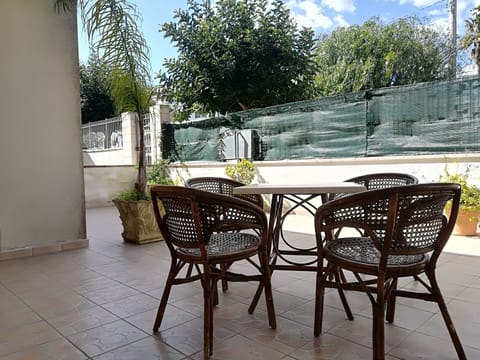 House, 2 Bedrooms, Balcony, Garden View | Outdoor dining