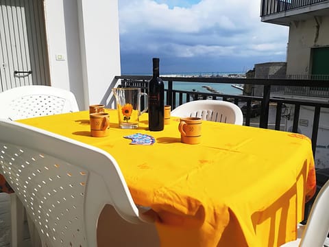 House, 2 Bedrooms, Balcony, City View | Outdoor dining