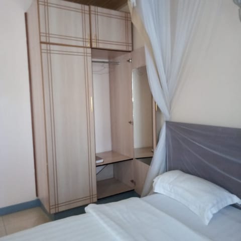 Single Room | Desk