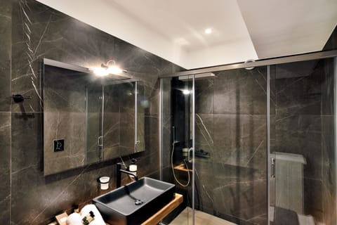 Apartment, 2 Bedrooms, Sea View | Bathroom | Shower, rainfall showerhead, free toiletries, hair dryer