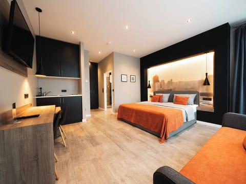 Large Studio | Desk, laptop workspace, soundproofing, WiFi (free)