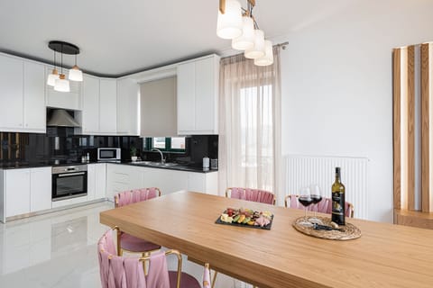 Full-size fridge, oven, stovetop, dishwasher