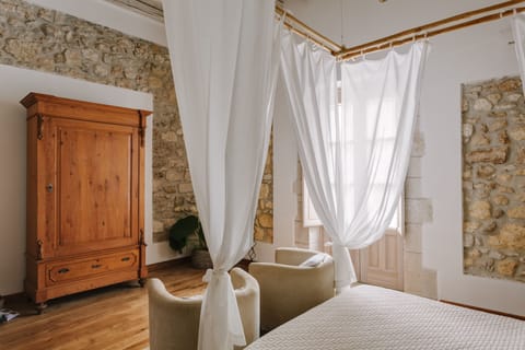 Egyptian cotton sheets, down comforters, minibar, desk