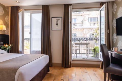 Superior Double Room | Minibar, in-room safe, desk, soundproofing