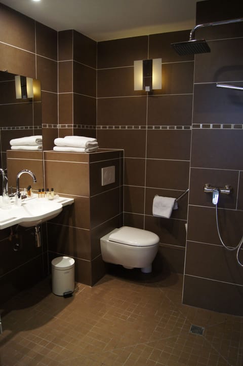 Standard Double Room, Accessible, Ground Floor (Street view) | Bathroom | Hair dryer, towels