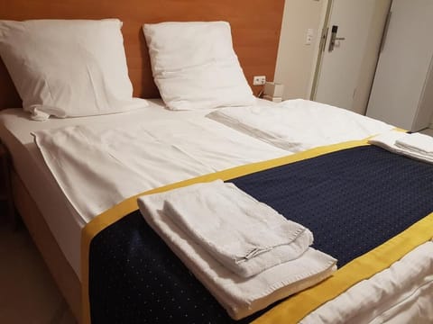Business Twin Room, Private Bathroom | Desk, free WiFi, bed sheets
