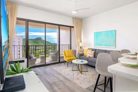 Beautiful condo on the 37th floor with Ocean and Diamond Head views