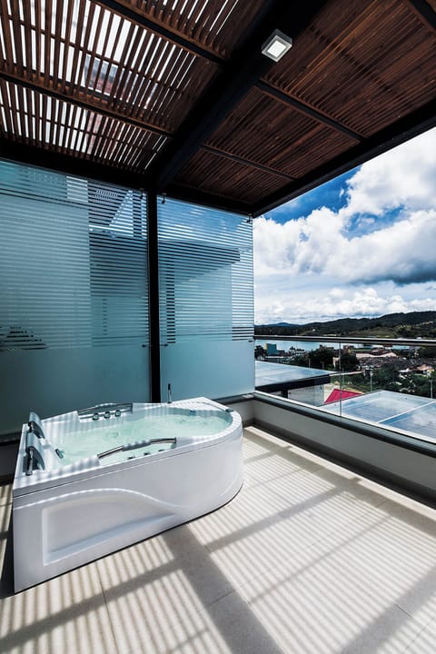 Deluxe Apartment | In-room safe, blackout drapes, free WiFi, bed sheets