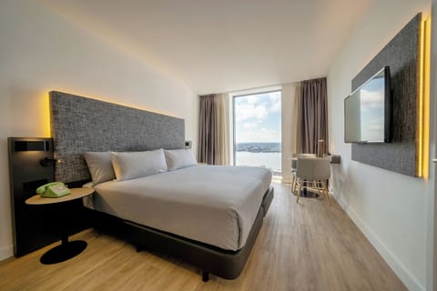 Free minibar, in-room safe, desk, soundproofing