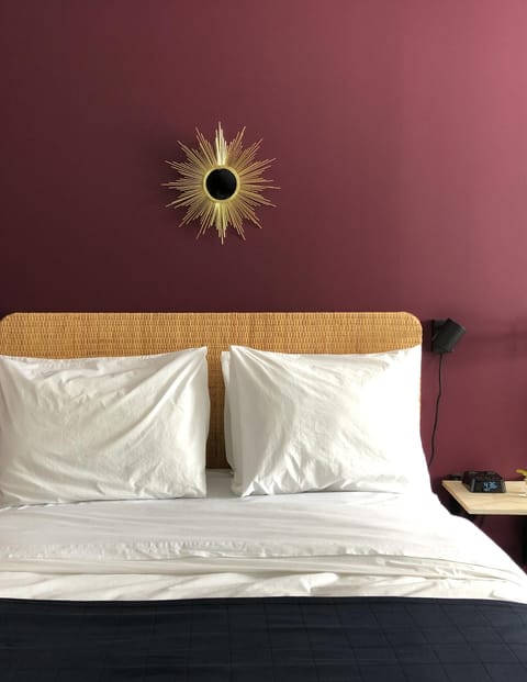 Standard Room, 1 Queen Bed, Non Smoking | Premium bedding, pillowtop beds, laptop workspace, blackout drapes