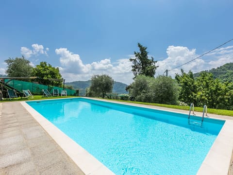 Water, Cloud, Sky, Swimming Pool, Plant, Tree, Rectangle, Building, Shade, Body Of Water