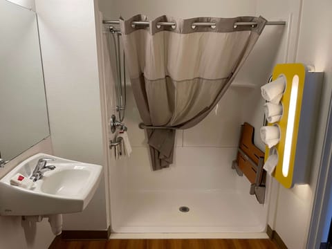 Combined shower/tub, towels