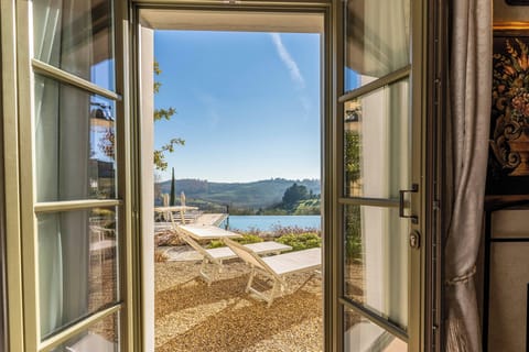 Pool Premium Suite | Living area | 42-inch LED TV with digital channels, TV, Netflix