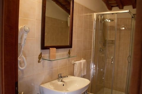 Family Room | Bathroom | Shower, towels