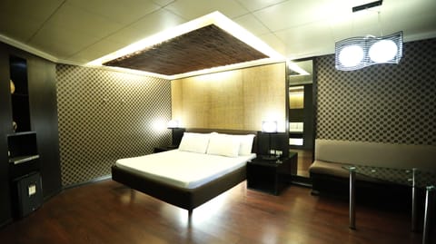 Suite, 1 Queen Bed | Minibar, soundproofing, free WiFi, bed sheets