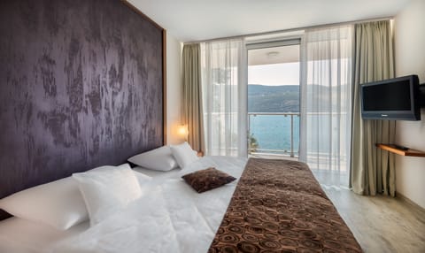 Apartment with Seaview | Minibar, in-room safe, desk, soundproofing