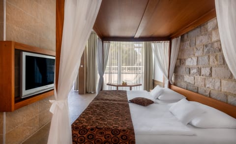 Apartment with Seaview | Minibar, in-room safe, desk, soundproofing