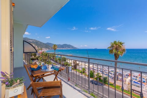Family Apartment, 1 Bedroom, Balcony, Sea Facing (Laigueglia Beach) | Outdoor dining
