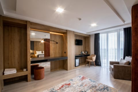 Executive Suite, Garden View, Corner | Premium bedding, minibar, in-room safe, individually decorated