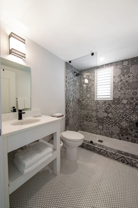 Premium Single Room, 1 King Bed | Bathroom | Shower, eco-friendly toiletries, hair dryer, towels