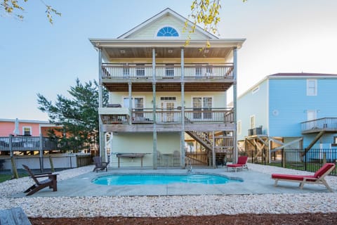 Exterior - Back / Pool