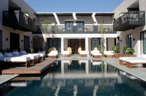 Indoor pool, 2 outdoor pools